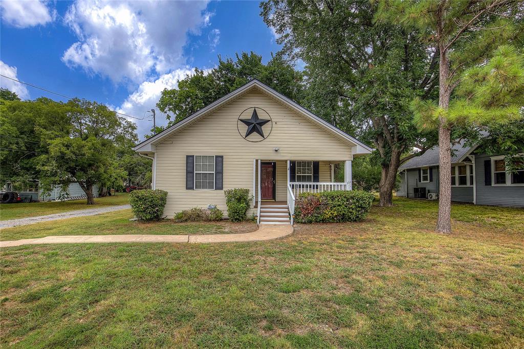 a view of a house with a yard