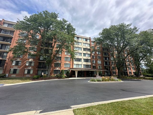 $179,900 | 2000 St Regis Drive, Unit 6N | Lombard