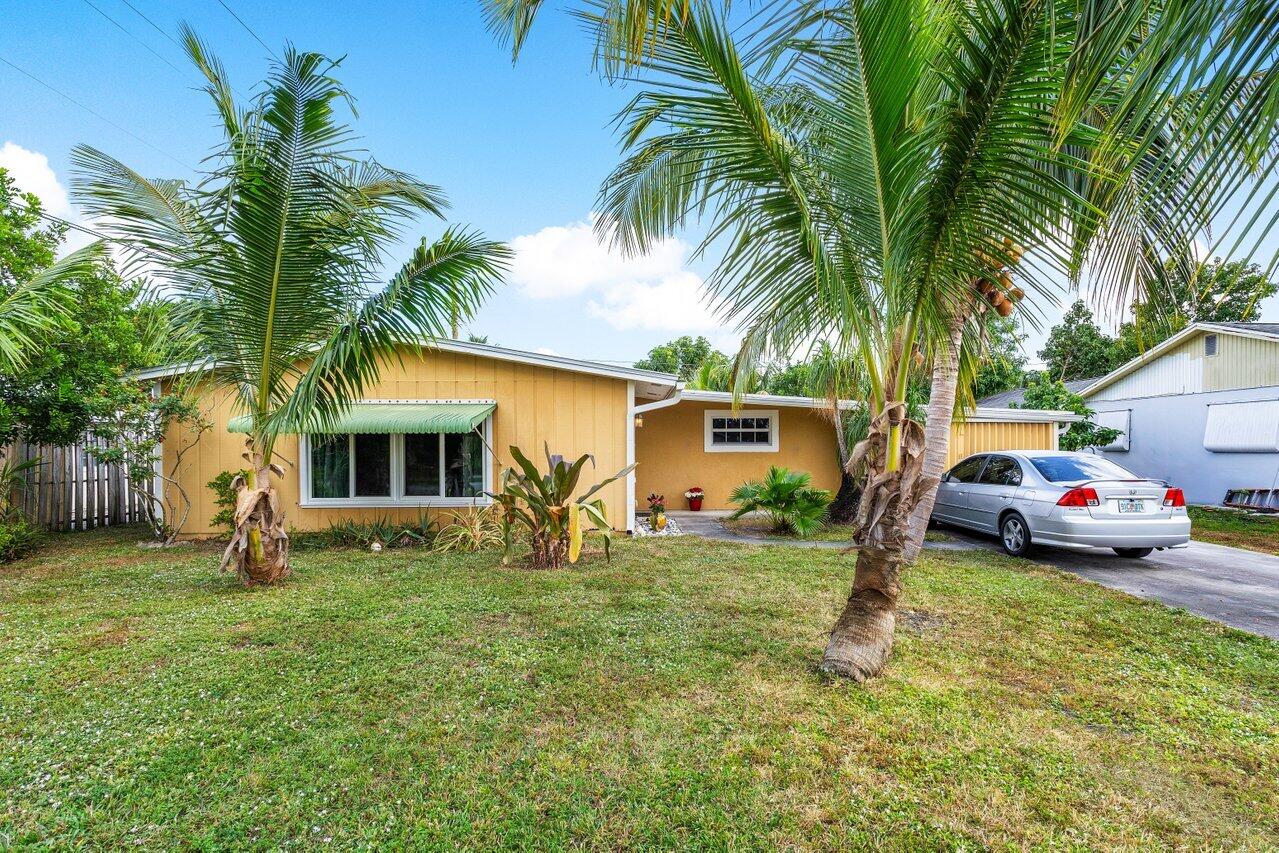 a front view of house with yard and entertaining space