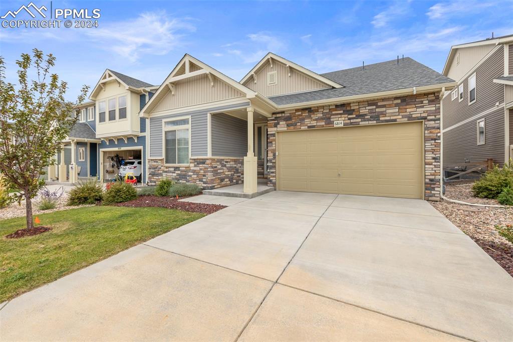 Ranch-style main-level living with a loft!