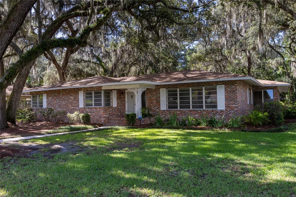 a view of a house with a yard