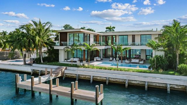 $200,000 | 1061 North Venetian Drive | Venetian Islands