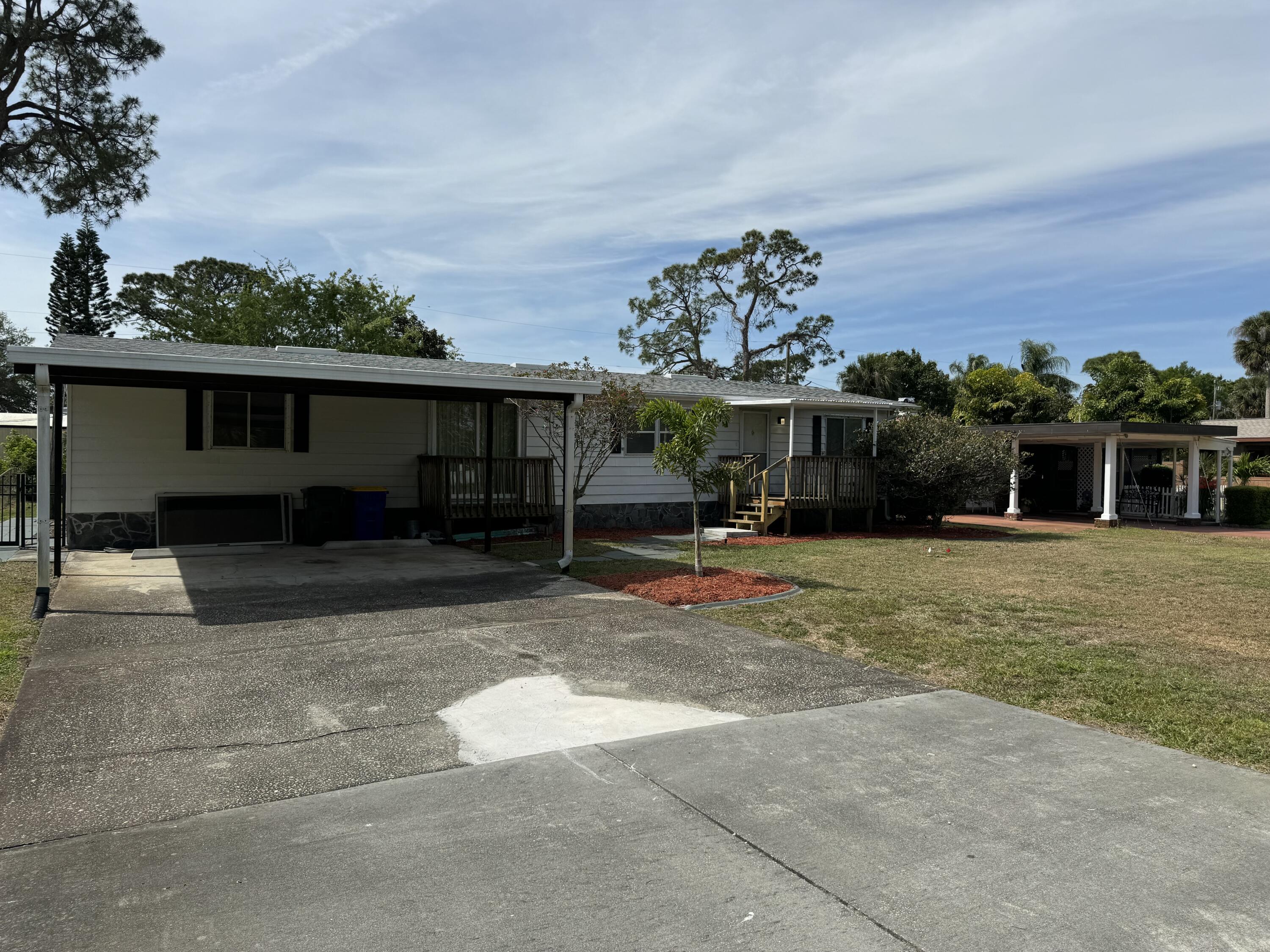 a view of a house with backyard and porch