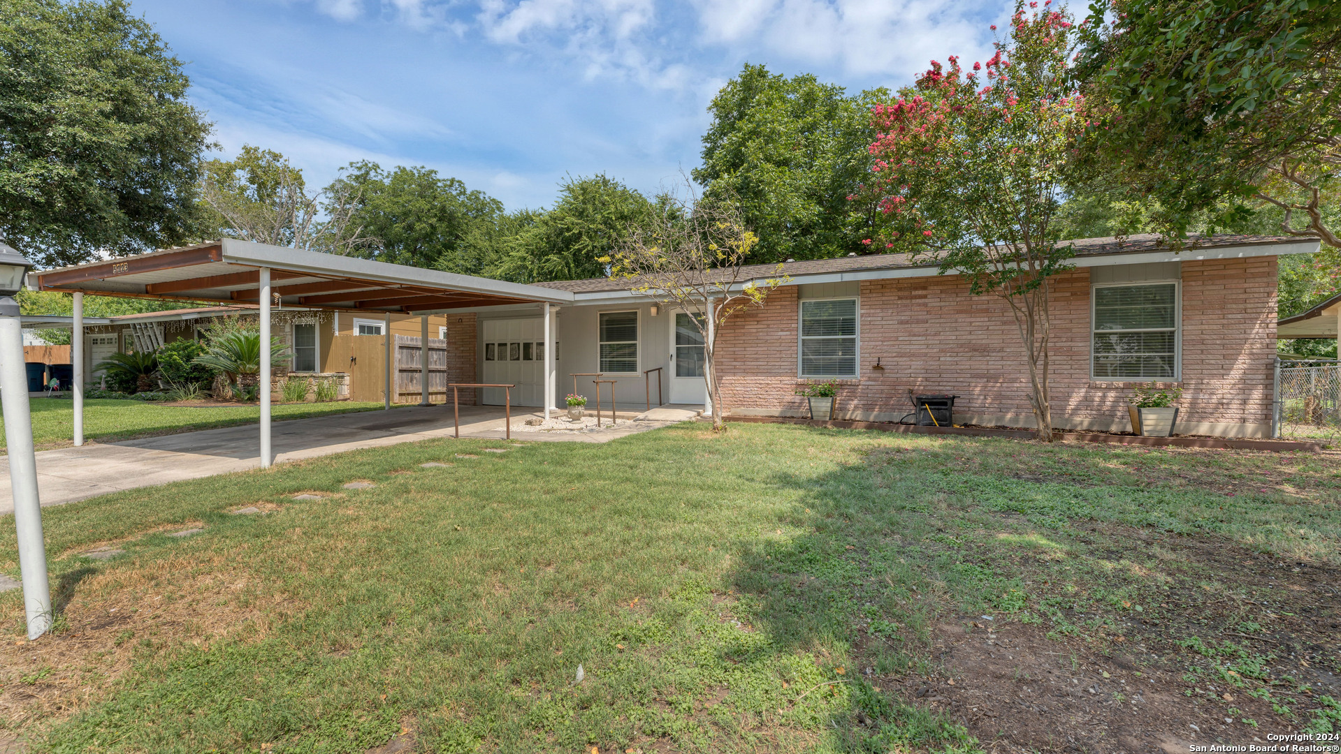 a view of a house with backyard