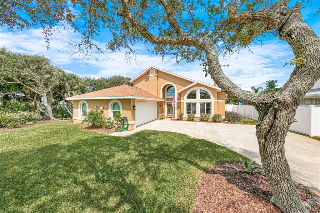 a view of a house with a yard