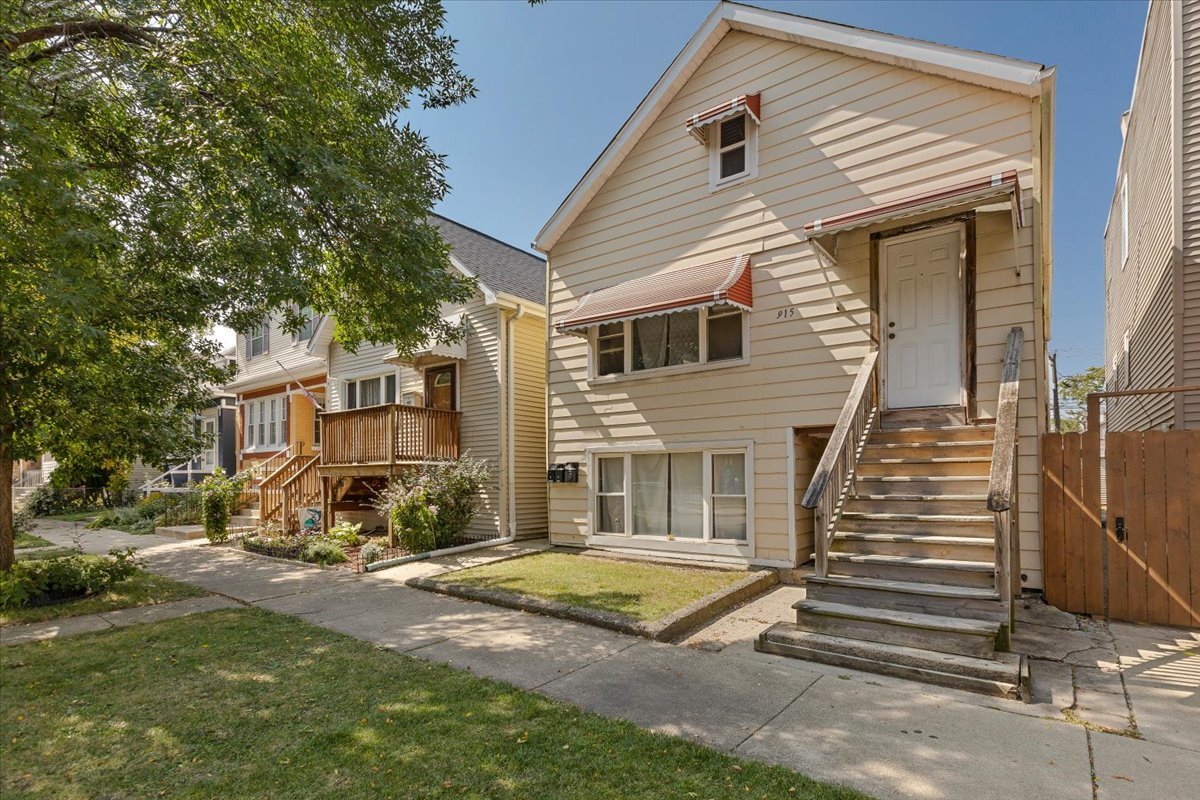 a view of a house with a yard