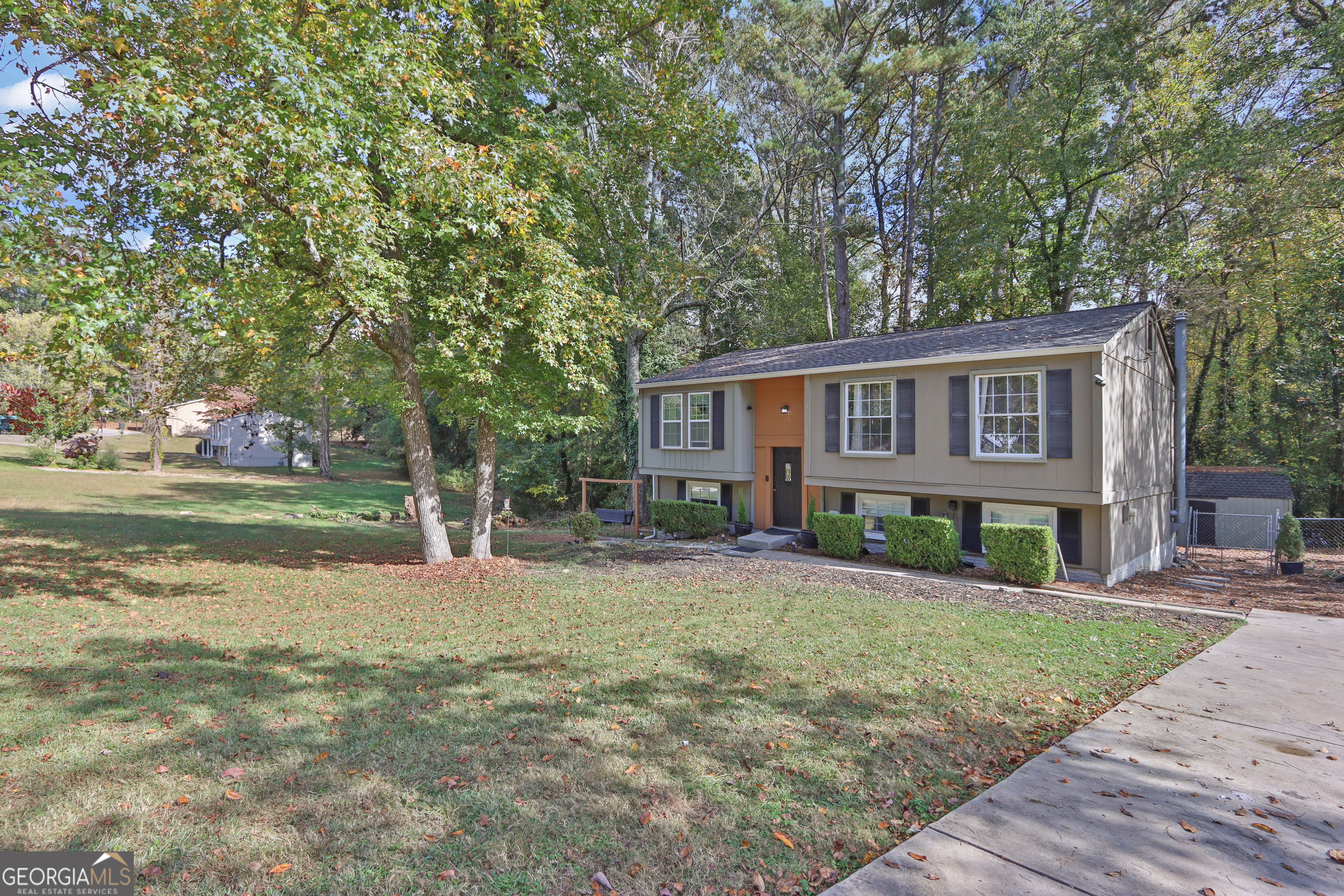 a view of a house with a yard