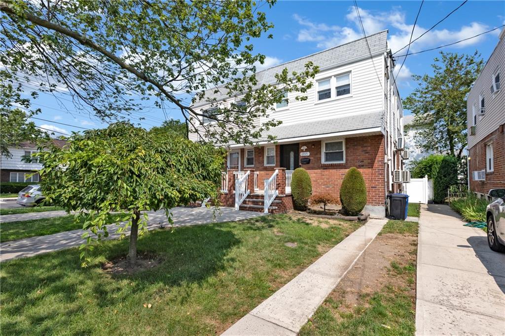 a view of a house with a yard