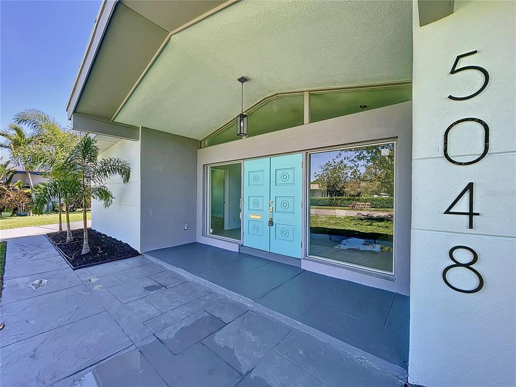 a view of entryway with flower and door