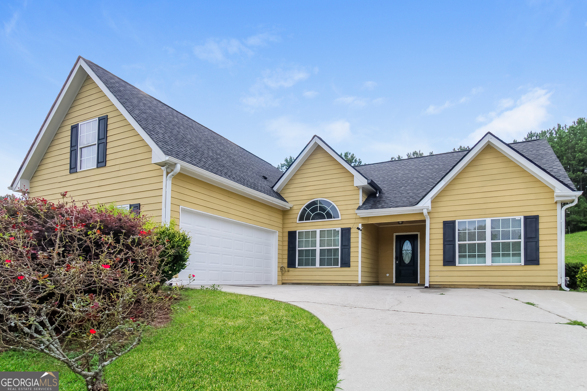 a view of a house with a yard