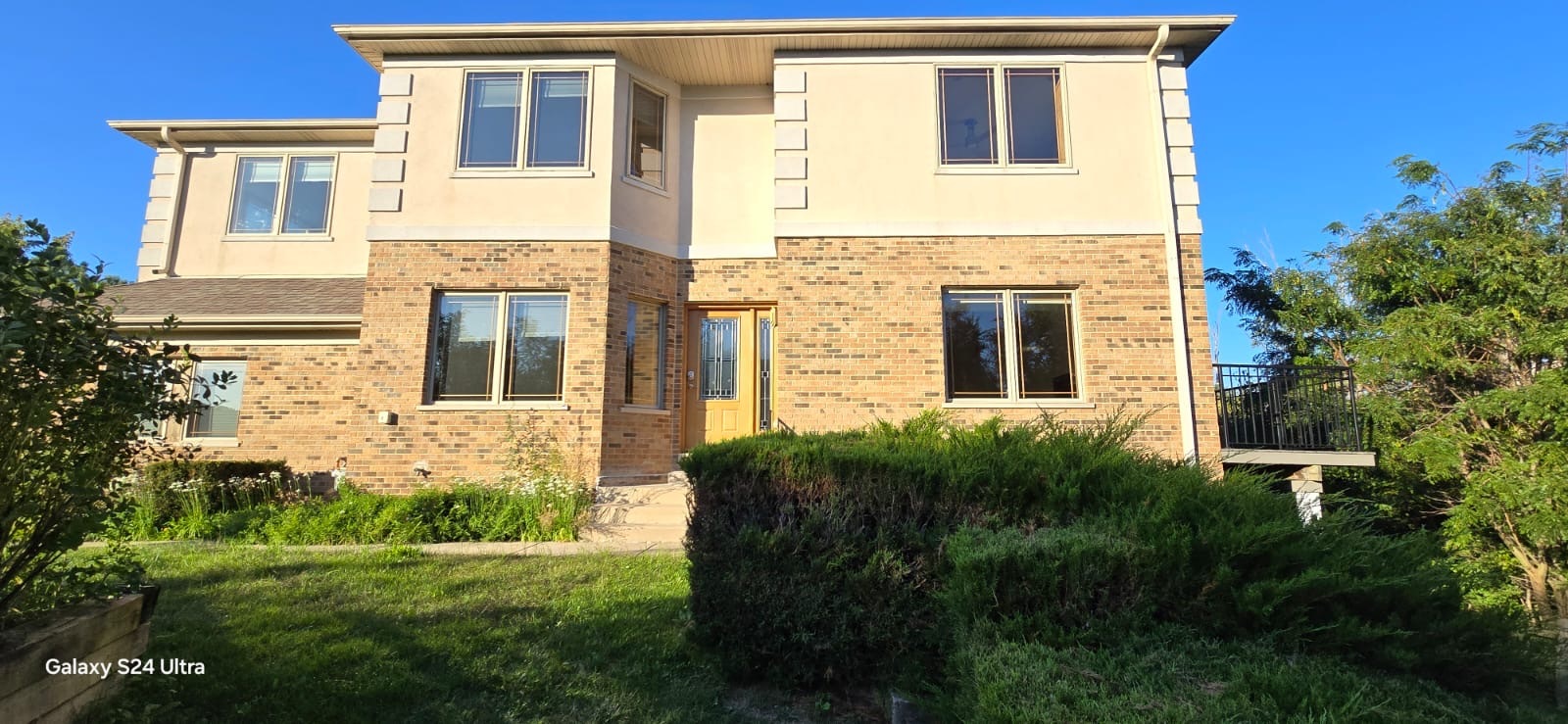 a view of a house with backyard and garden