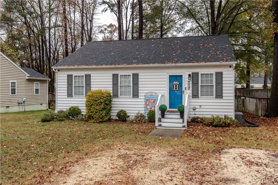 Bungalow featuring a front yard