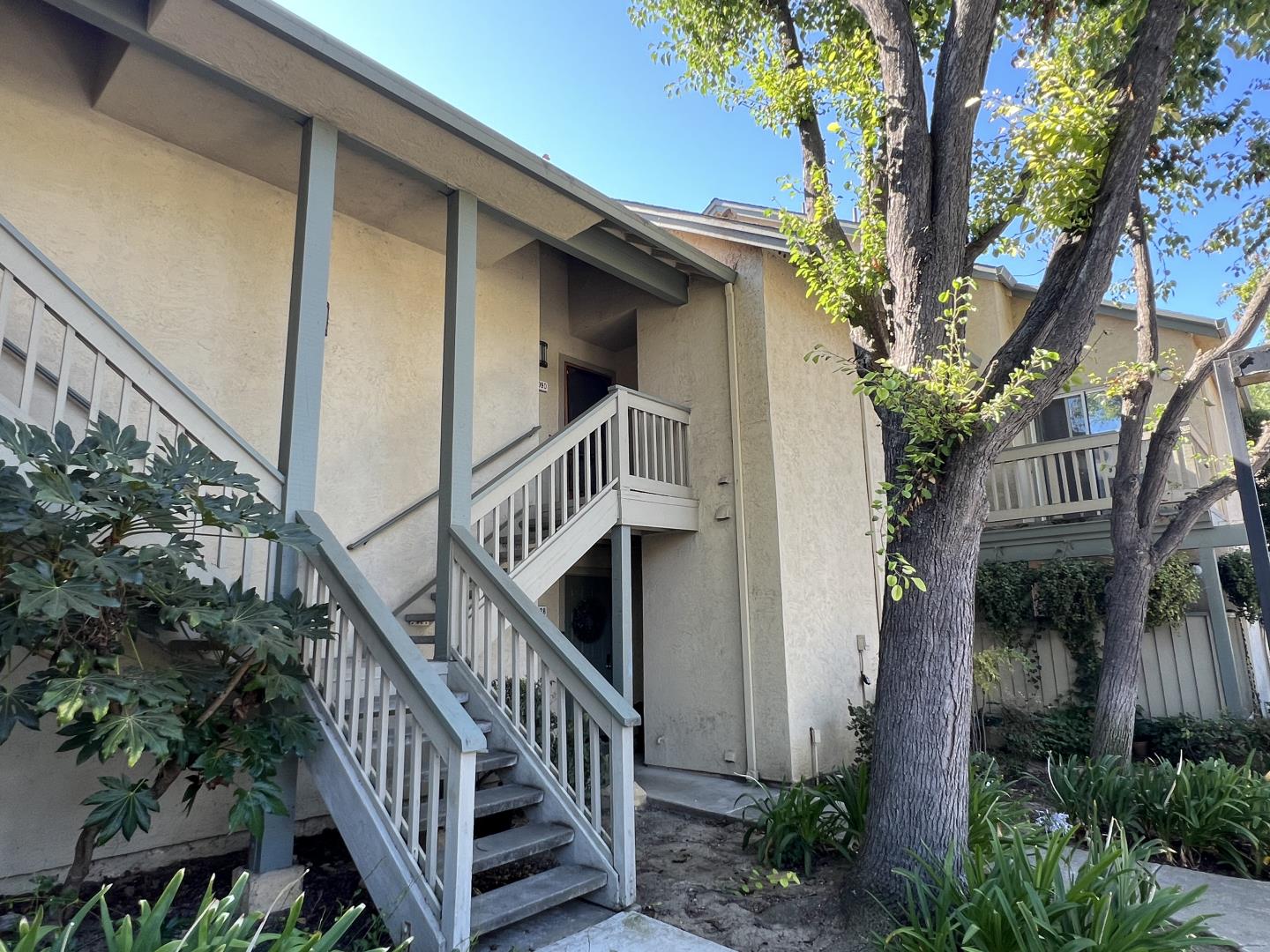 a view of entryway with a front door