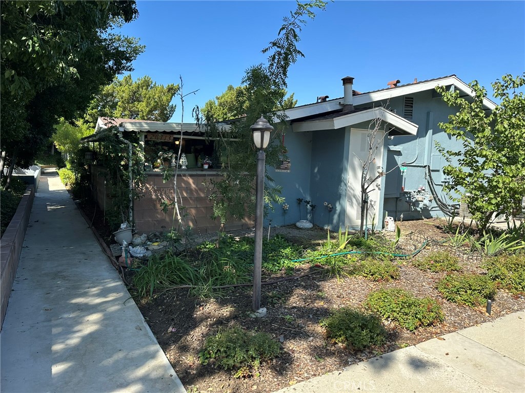 a view of a back yard of the house