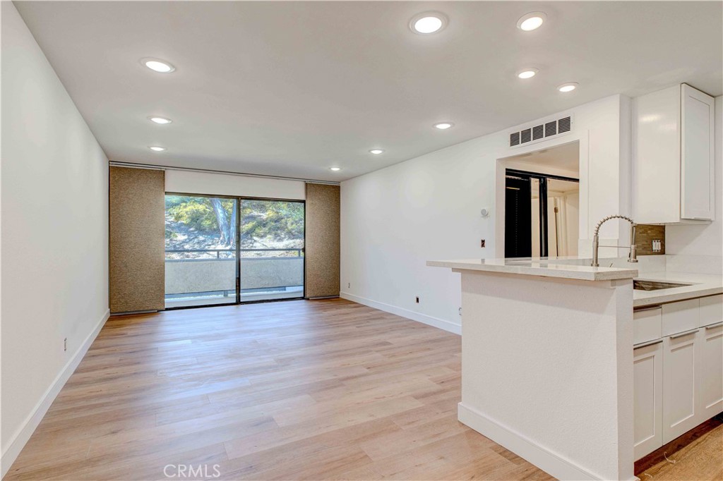 LIVING ROOM W/PRIVATE GREEN BALCONY