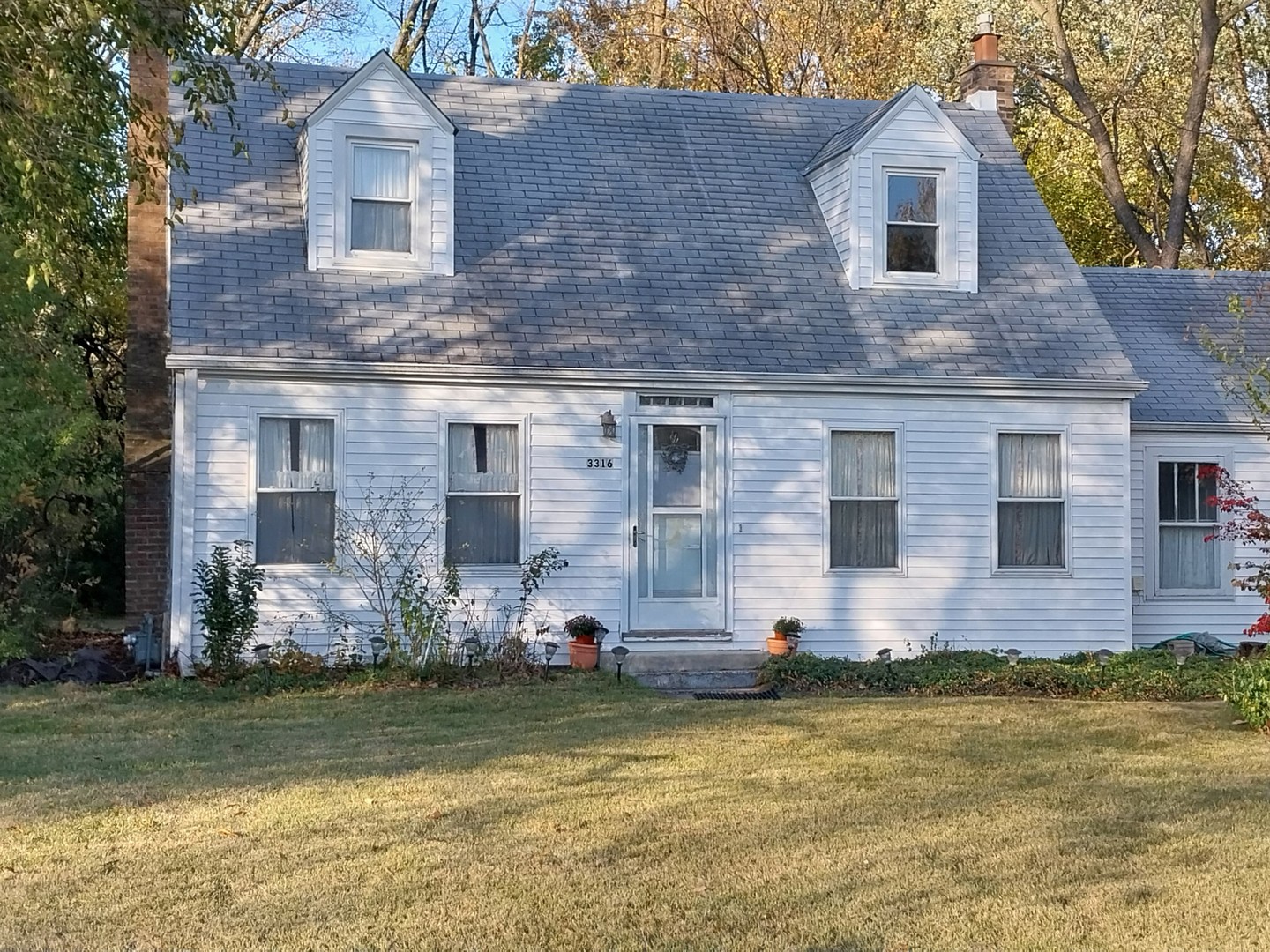 a front view of house with yard