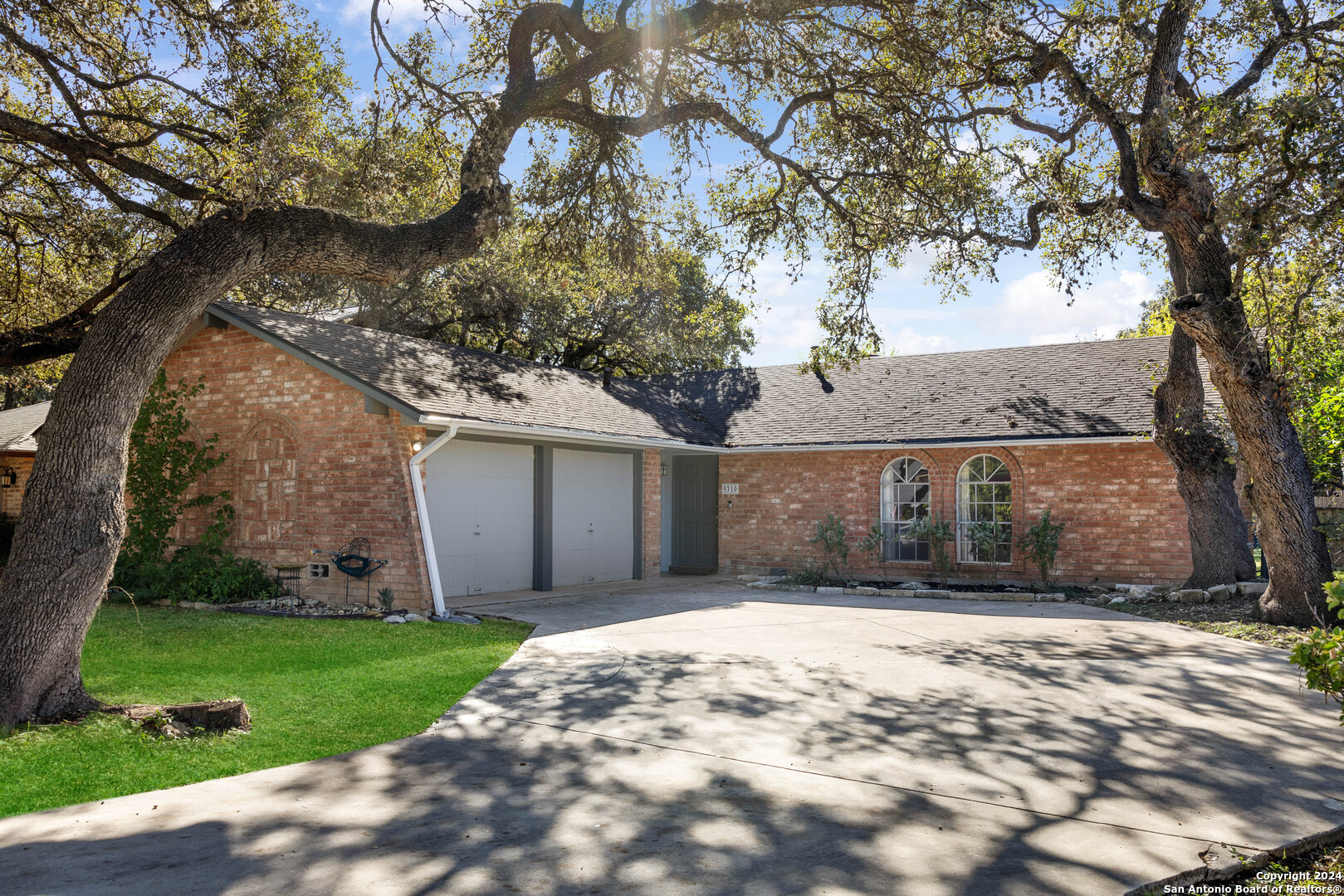 a front view of house with yard