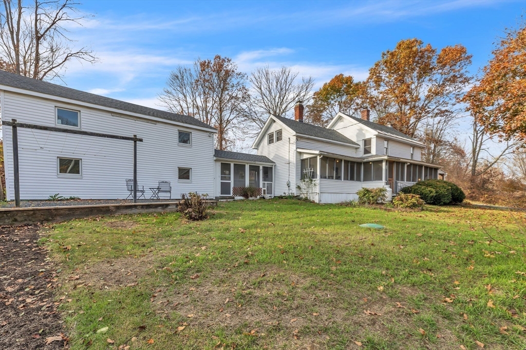 a view of a house with backyard and garden