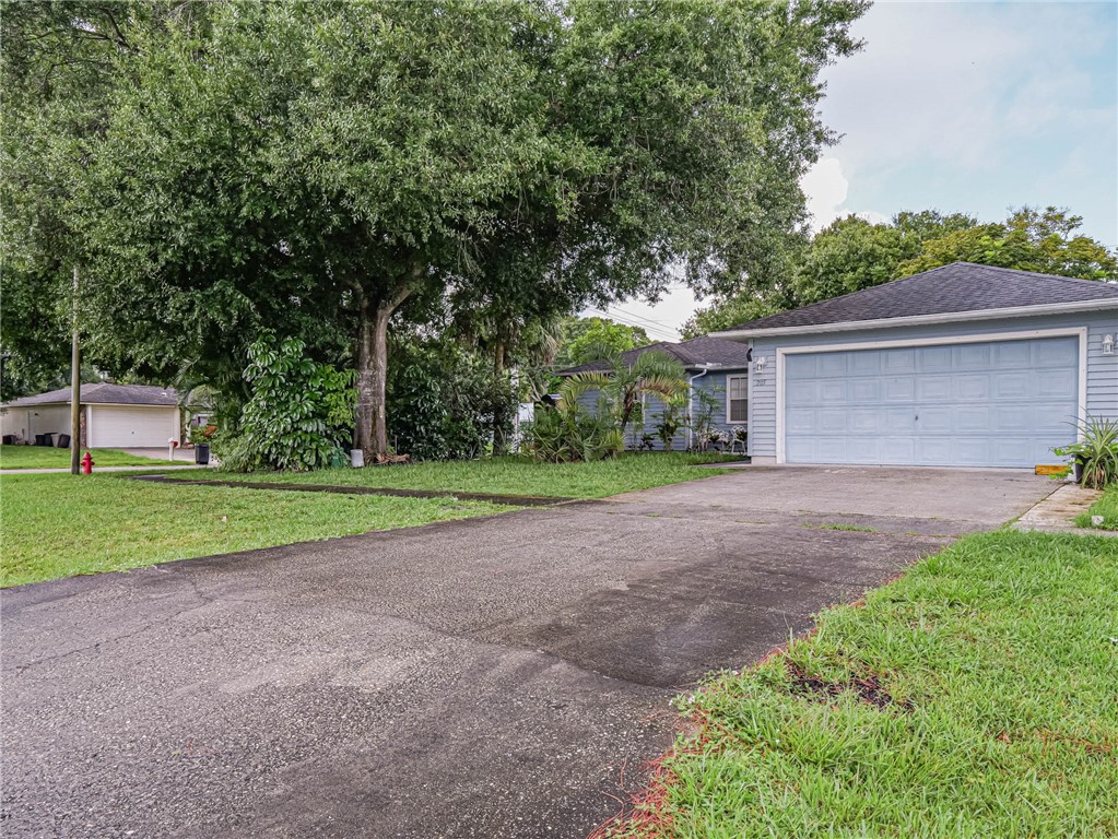 a view of a house with a yard