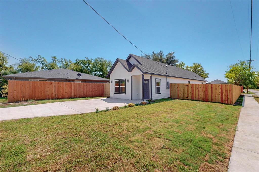 a view of a house with a yard