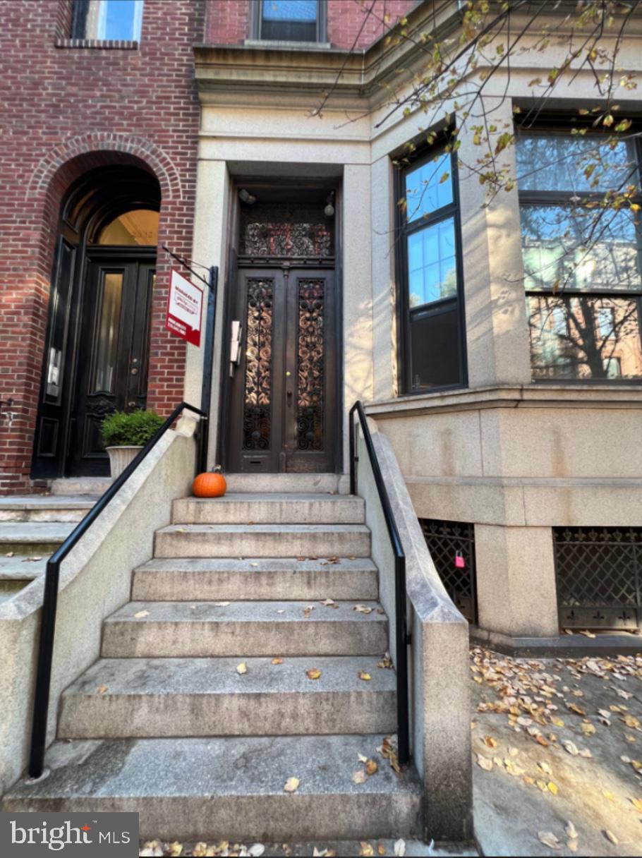 a view of entryway with a front door