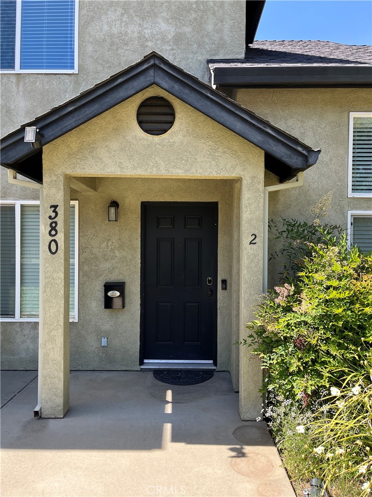 a view of entryway with a outdoor space