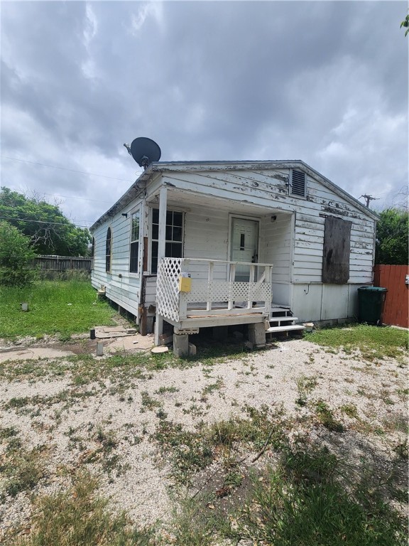 a view of a house with backyard