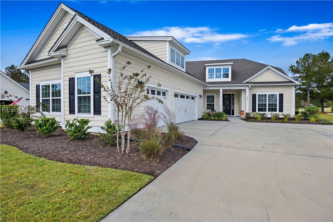 View of front facade featuring a front yard and a