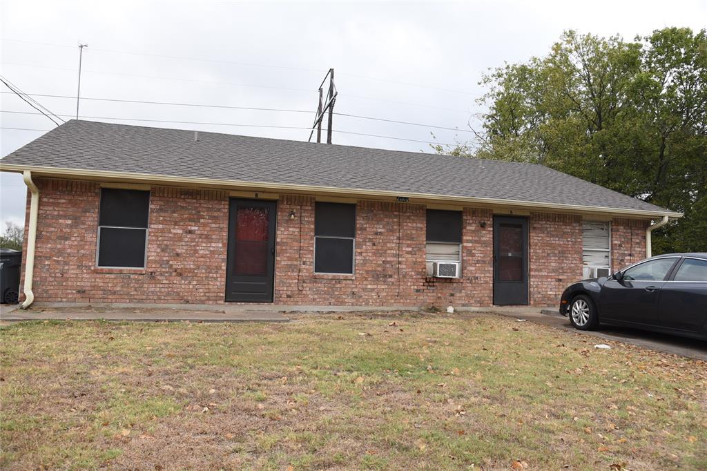 a front view of house with yard