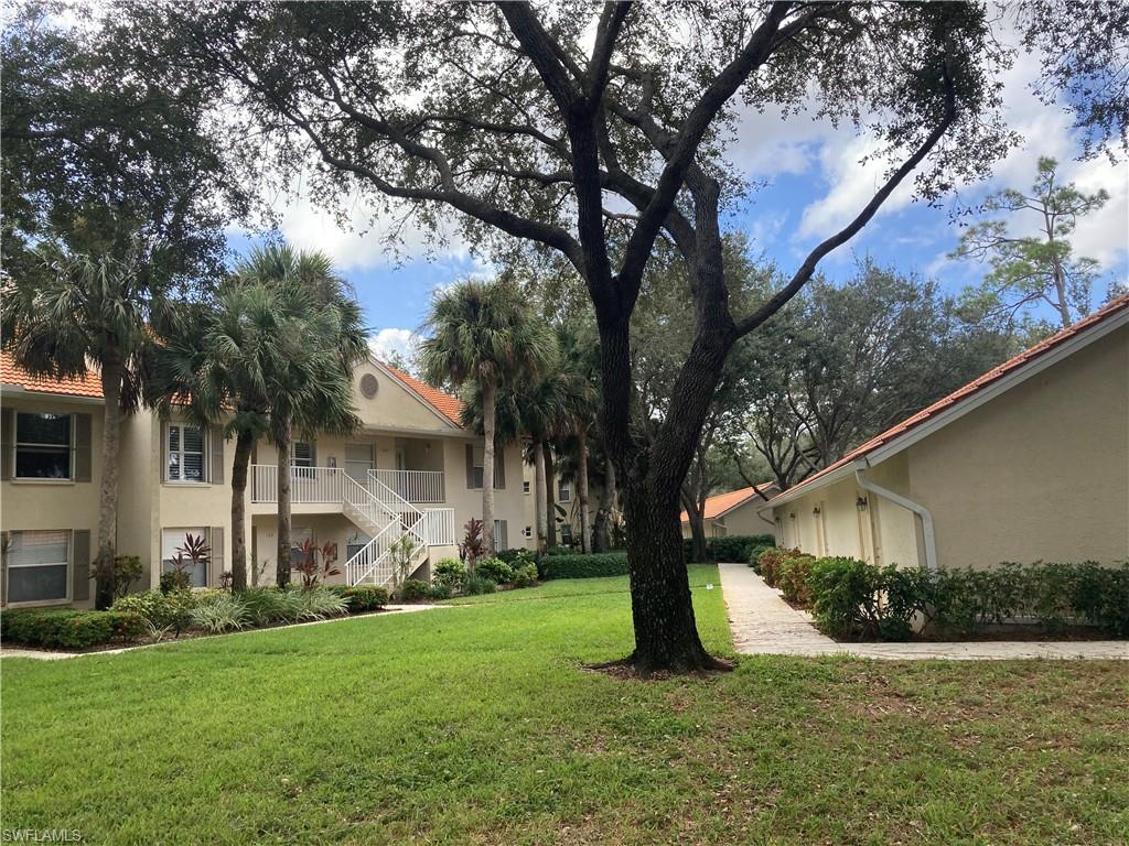 a view of a house with backyard