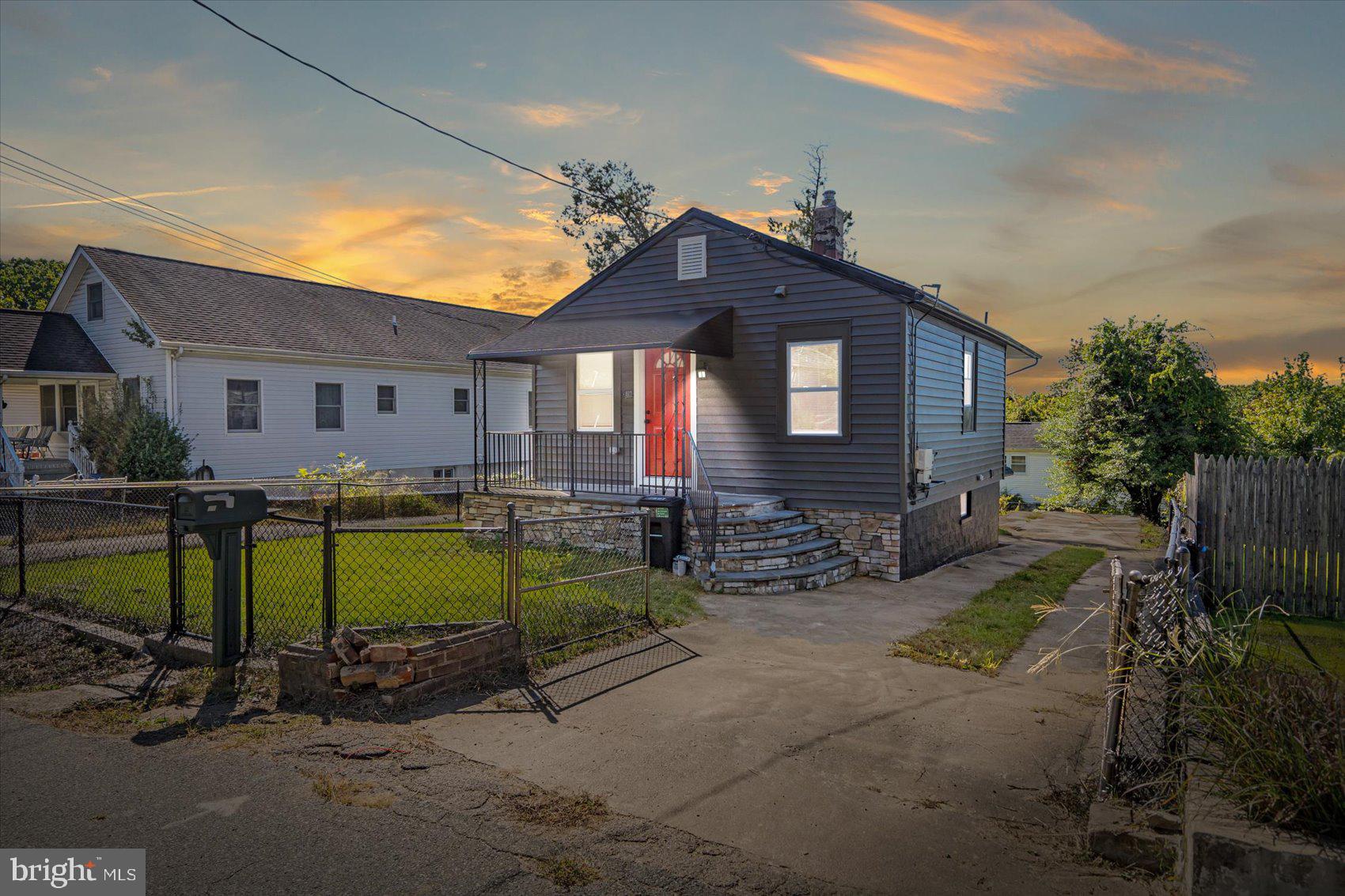 a view of front of a house with a yard