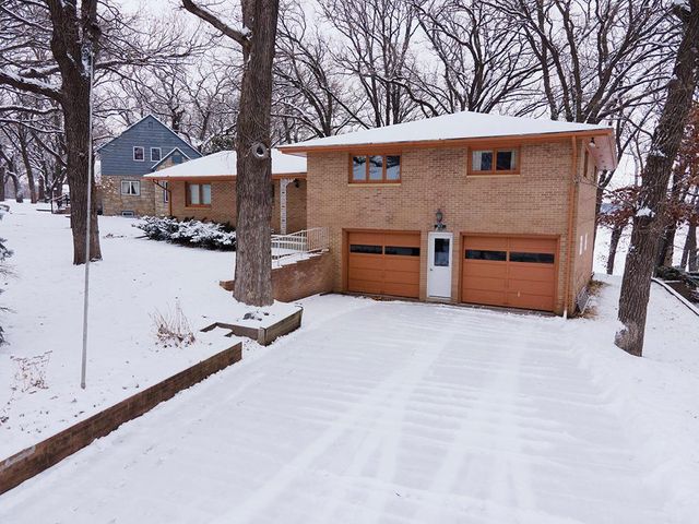 $379,000 | 919 Shoreacres Drive | Fairmont