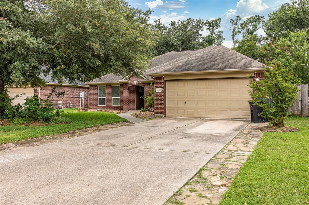 a front view of house with yard