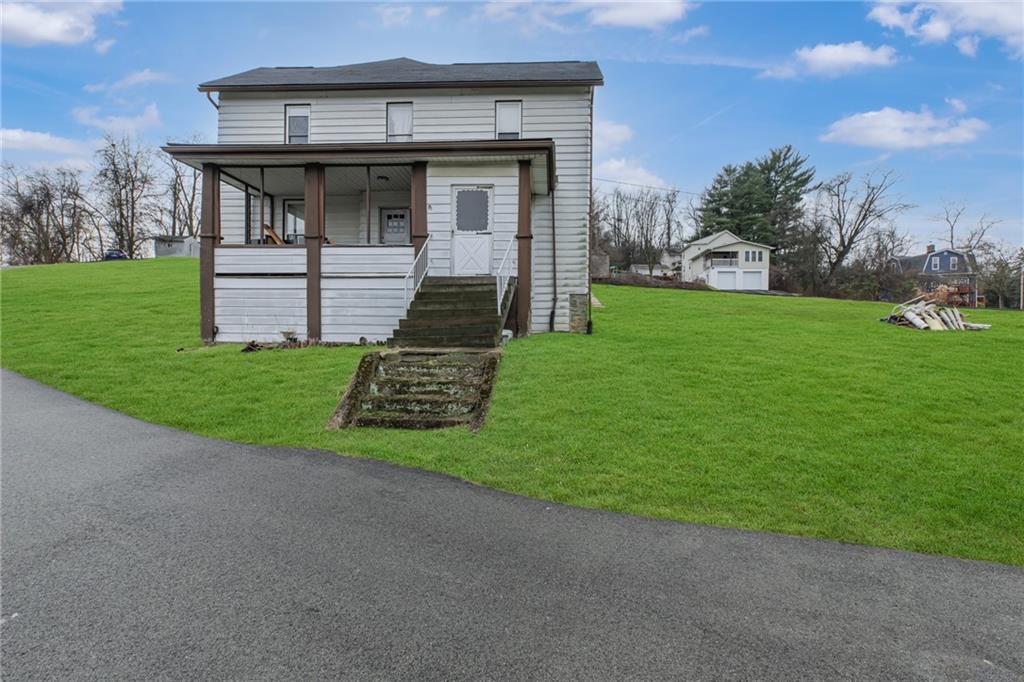 a view of a house with a yard