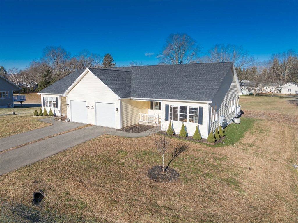 a view of a house with a yard