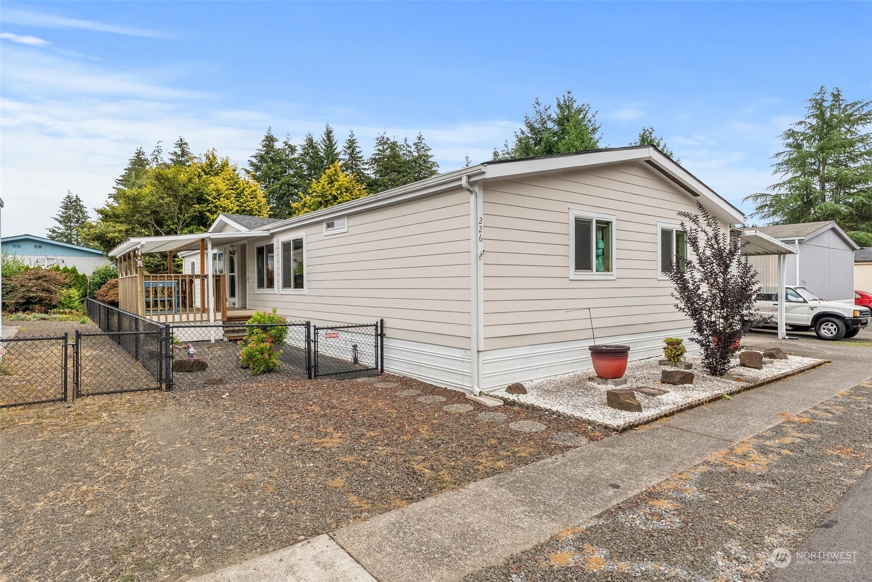 a view of a house with backyard