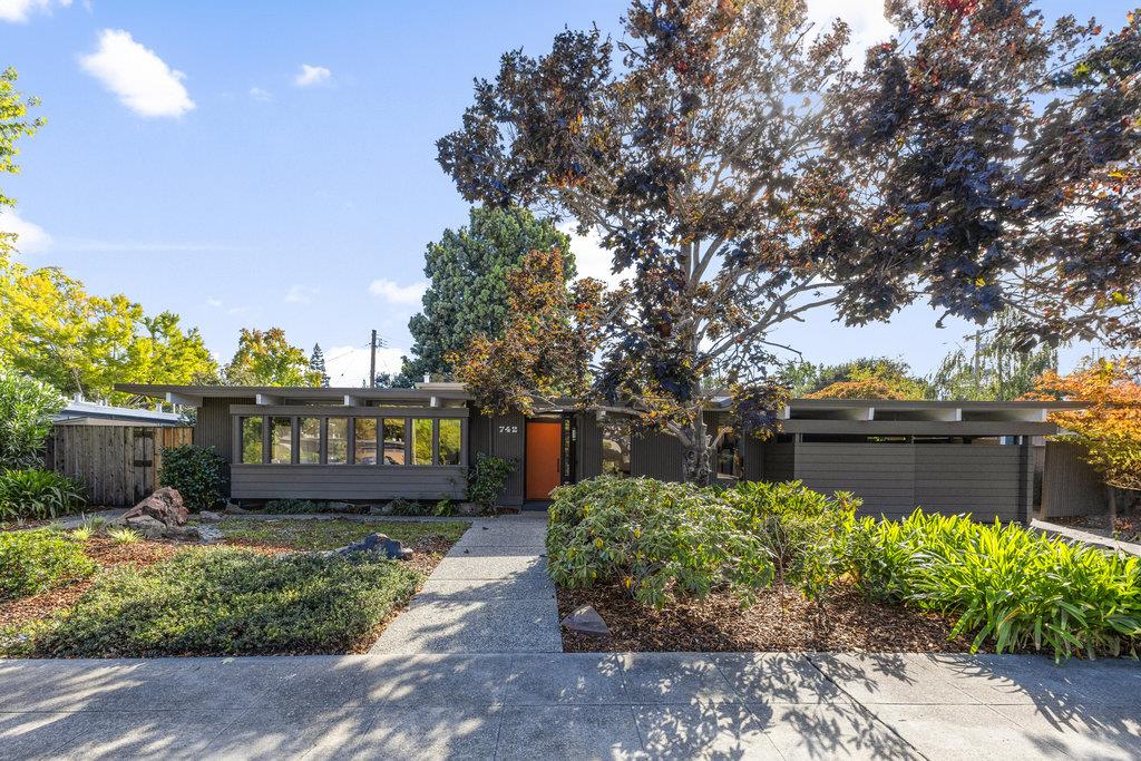 a view of a house with a yard