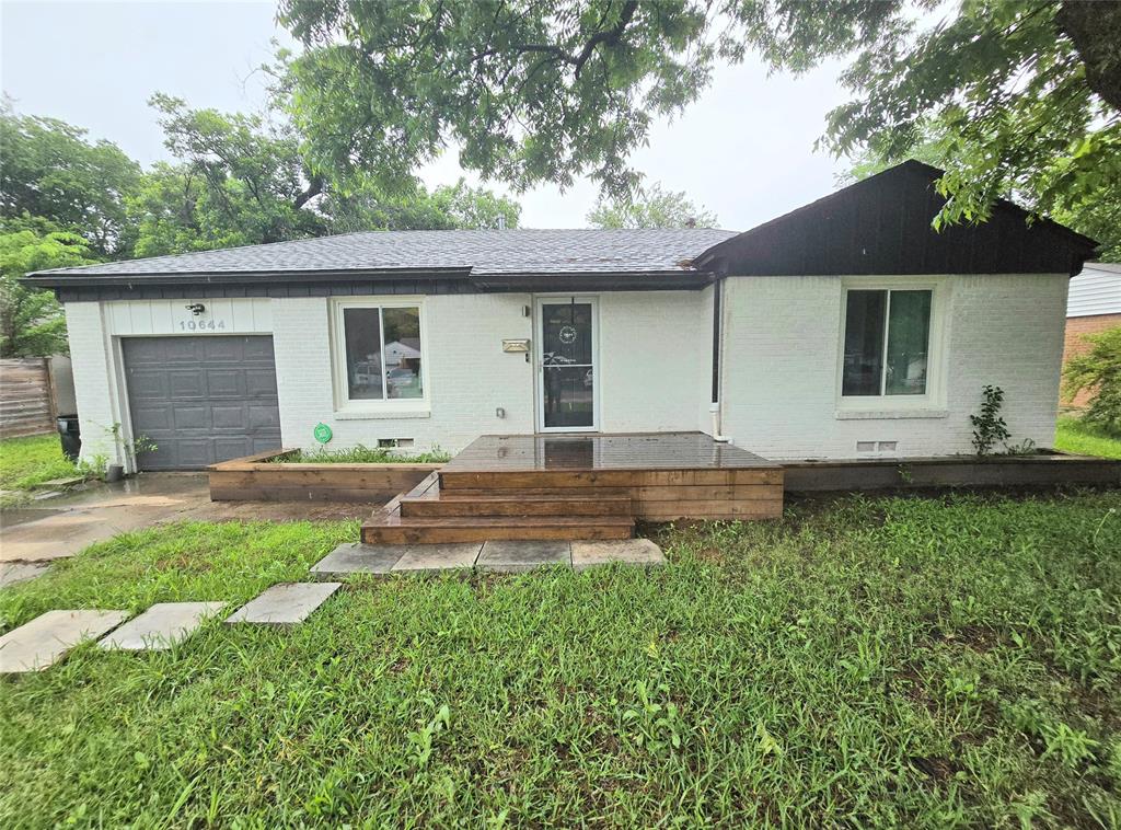 a front view of house with yard