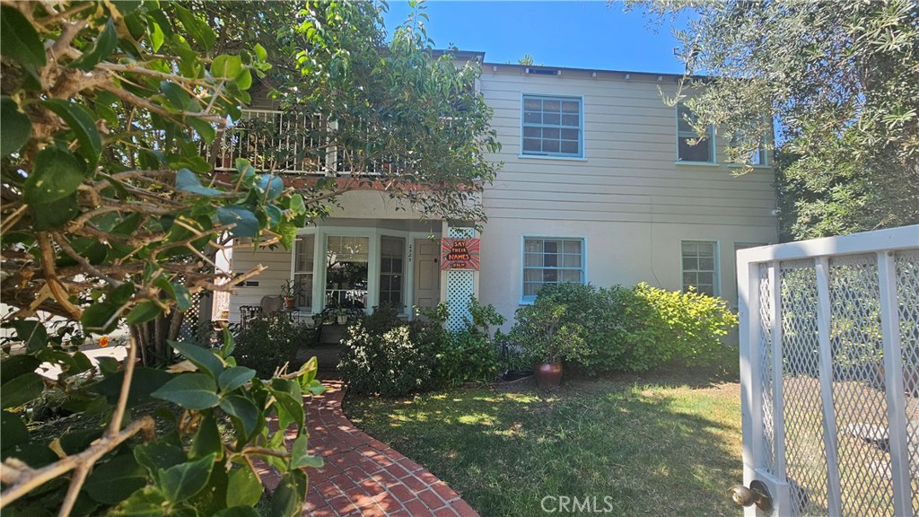 a view of a yard in front of house