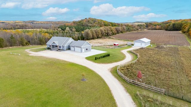 $1,100,000 | 3571 East Moraine Drive | Kewaskum Town