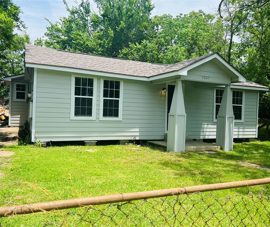 a view of a house with backyard and yard