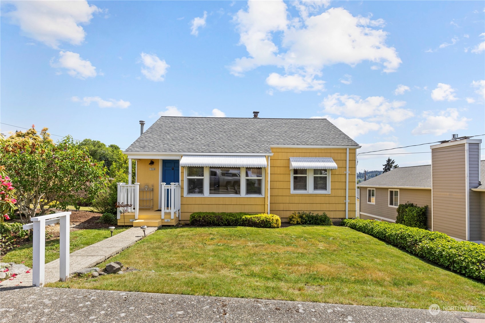 a view of a house with a yard