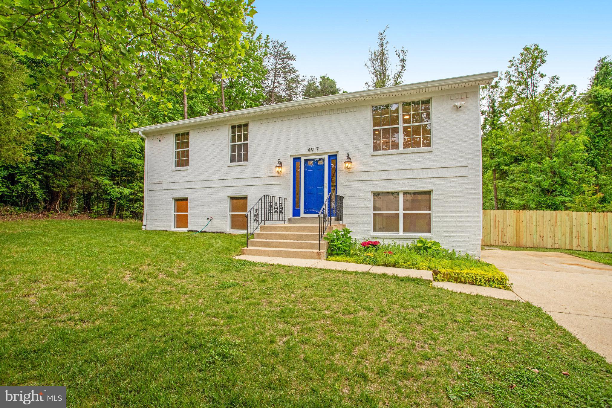 a view of a house with backyard and garden