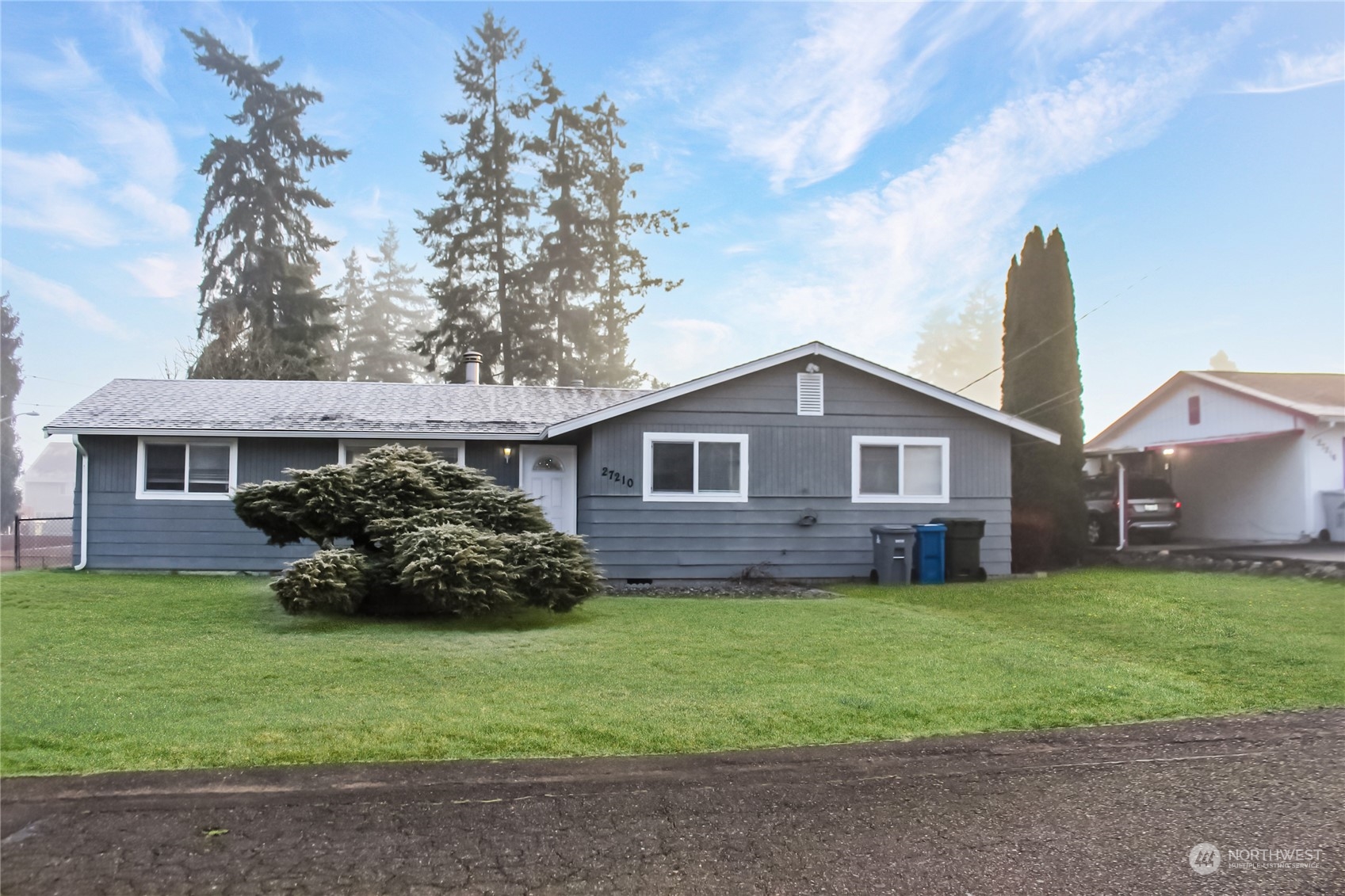 a view of a house with a yard