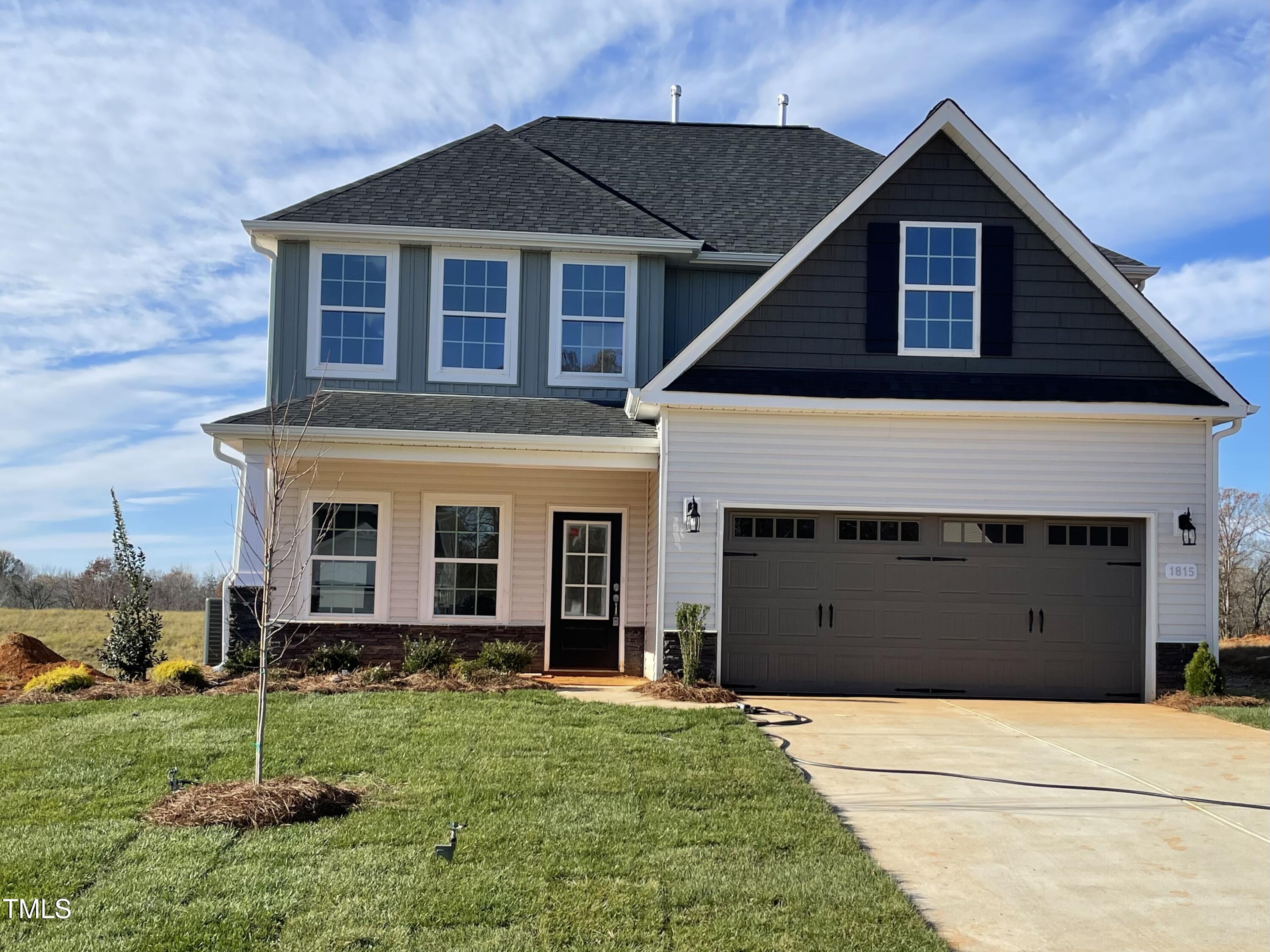 a view of a house with yard