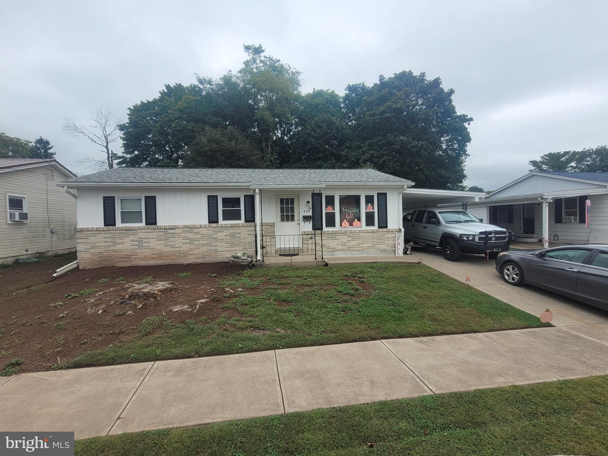 a view of a yard in front of house