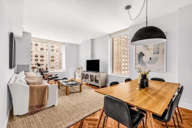 $2,750,000 | 15 West 63rd Street, Unit 17C | Upper West Side