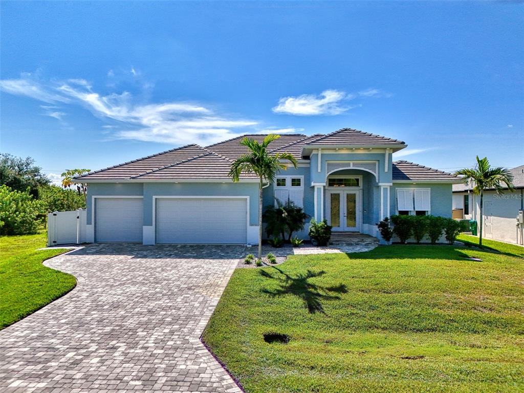 Custom Luke brothers Hayden - Key west model beautifully situated on a Sailboat waterfront canal lot with quick access to Charlotte harbor and the Gulf of Mexico!