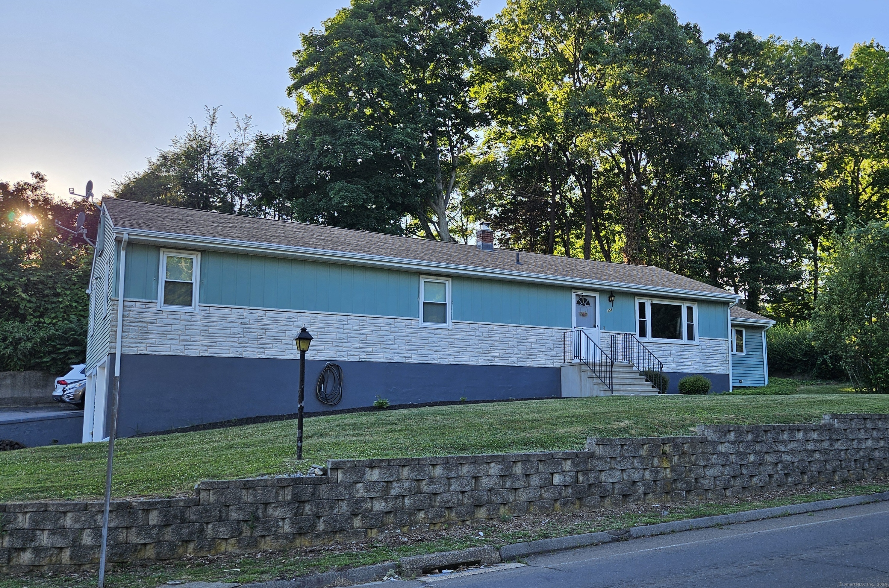 a view of a house with a yard