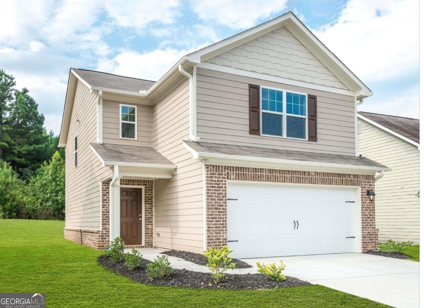 a view of a house with yard